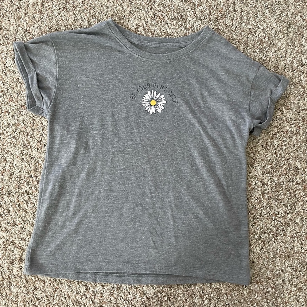 🌻SO girls size XL gray shirt with a daisy